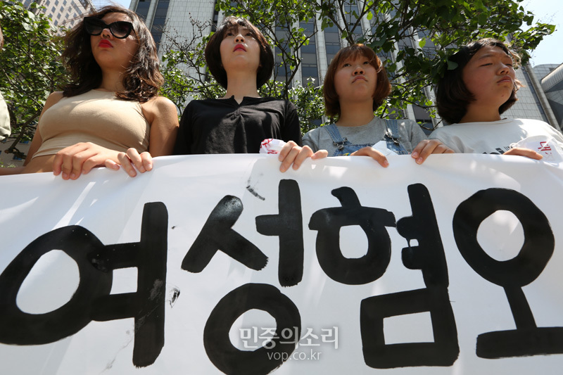 페이스북 불꽃페미액션 회원들이 1일 서울 중구 프레스센터 앞에서 ‘20대 여성들 여성혐오적 조장 언론보도 비판’ 기자회견을 열었다. 이들은 여성혐오 조장에 일조하거나 강남역 살인 사건에 ‘ㅇㅇㅇ녀’ 등으로 보도하는 것을 비판하며 언론중재위원회는 성평등 관련 시정권고 심의기준을 마련을 촉구하고 있다.