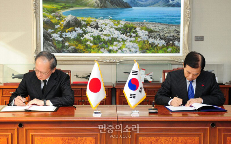2016년 11월23일 서울 용산구 국방부에서 한민구 당시 국방부 장관(오른쪽)과 나가미네 야스마사(長嶺安政) 당시 주한일본대사가 한일군사정보보호협정(GSOMIA)에 서명하고 있다.