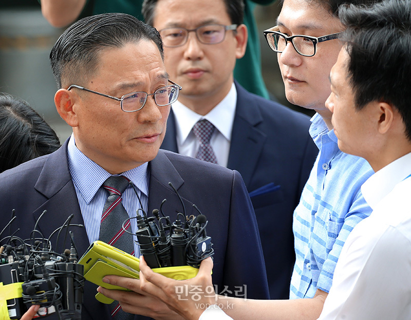 ‘공관병 갑질’로 물의를 일으킨 박찬주 육군 대장이 8일 오전 서울 용산구 국방부 군검찰에서 피의자 신분으로 소환조사에 출석하기 전 취재진의 질문에 답변하고 있다. 2017.08.08