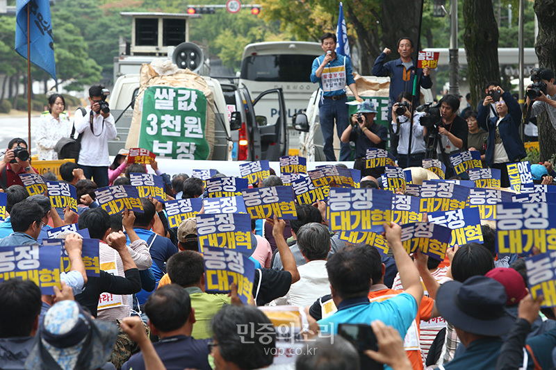전국농민회총연맹 회원들이 서울 청와대 앞에서 밥쌀 수입 중단 촉구 농민 결의대회를 열고 구호를 외치고 있다.