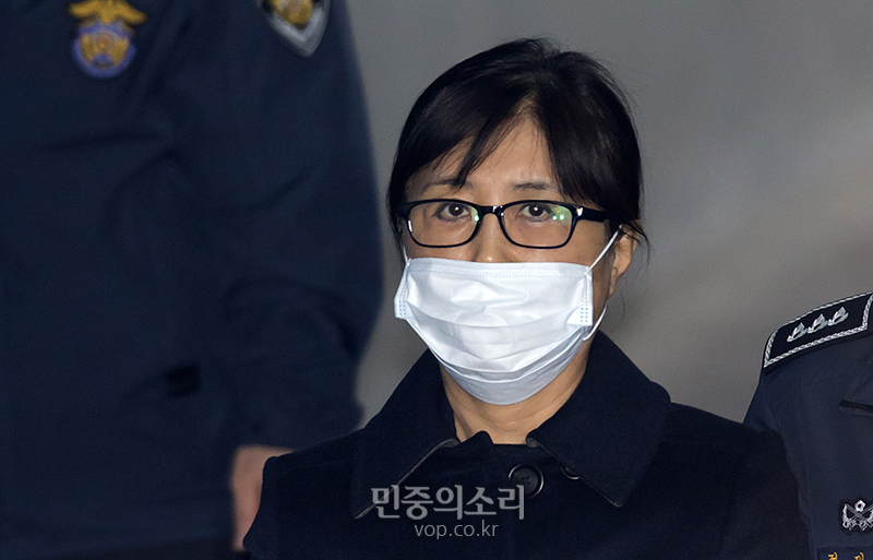 박근혜 전 대통령 시절 국정농단 사건의 주범인 최순실씨가 13일 오후 서울 서초구 서울중앙지법에서 1심 선고공판에 출석하기 위해 법정으로 향하고 있다. 재판부는 선고 공판에서 형법상 직권남용 권리행사방해, 강요, 특정범죄가중처벌법상 뇌물수수 및 알선수재 등 18가지 혐의사실에 대해 유무죄 판단을 내린다.