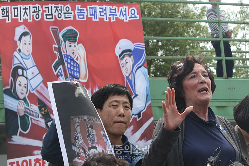 남북정상회담 판문점선언 이후 대북전단 살포 금지한 가운데2018년 5월 5일 경기도 파주시 오두산통일전망대 주차장에서에서 자유북한운동연합 박상학 대표(왼쪽)와 수잰 숄티 대표가 대북전단 살포와 관련해 기자회견을 갖고 있다