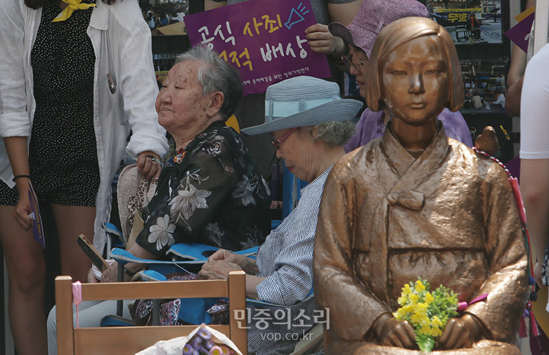 서울 종로구 옛 일본대사관 앞에서 열린 '제6차 세계 일본군위안부 기림일 맞이 세계연대집회 1348차 정기수요시위'에서 위안부 피해자 김경애, 길원옥 할머니가 참석하고 있다. (자료사진)