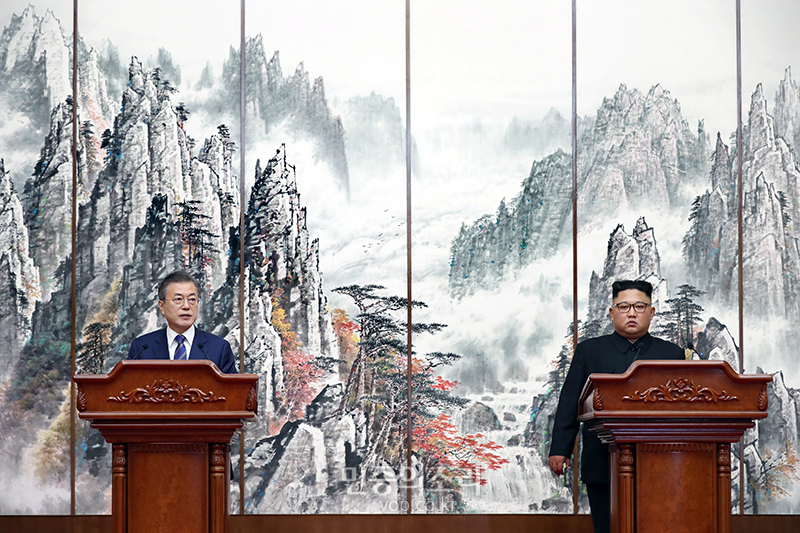 문재인 대통령과 김정은 국무위원장이 지난 9월 19일 평양 백화원 영빈관에서 평양공동선언 합의서에 서명한 후 발표하고 있다.