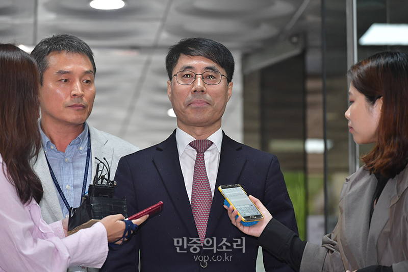 재판 기록 문건 등 법원의 자료를 무단으로 빼내고 검찰 수사가 시작되자 이를 파기한 유해용 전 대법원 수석재판연구관이 지난 2018년 9월 20일 오전 구속 전 피의자심문(영장실질심사)을 받기위해 서울 서초구 서울중앙지방법원에 출석하고 있다.