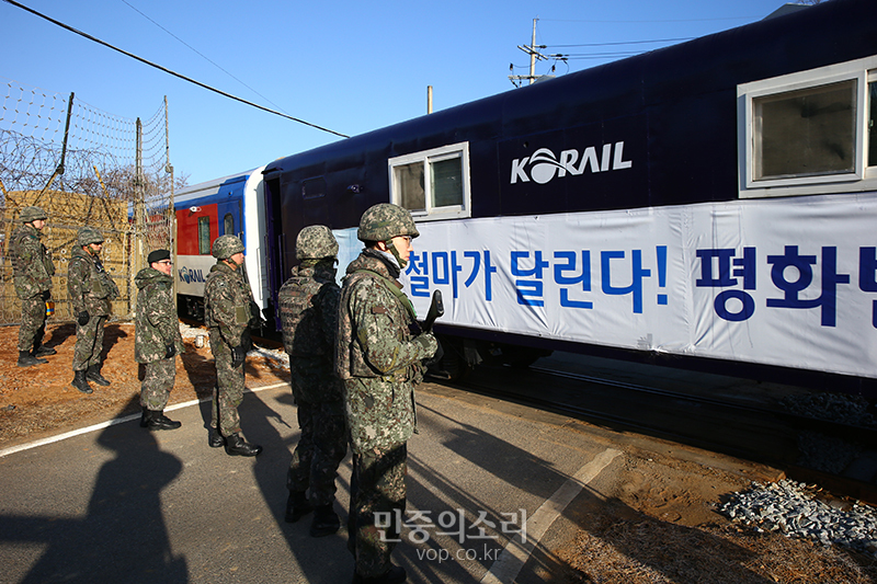 경기도 파주시 장단면 비무장지대내 경의선철도통문안으로 남북공동철도조사단을 태운 열차가 들어가고 있다.(자료 사신)