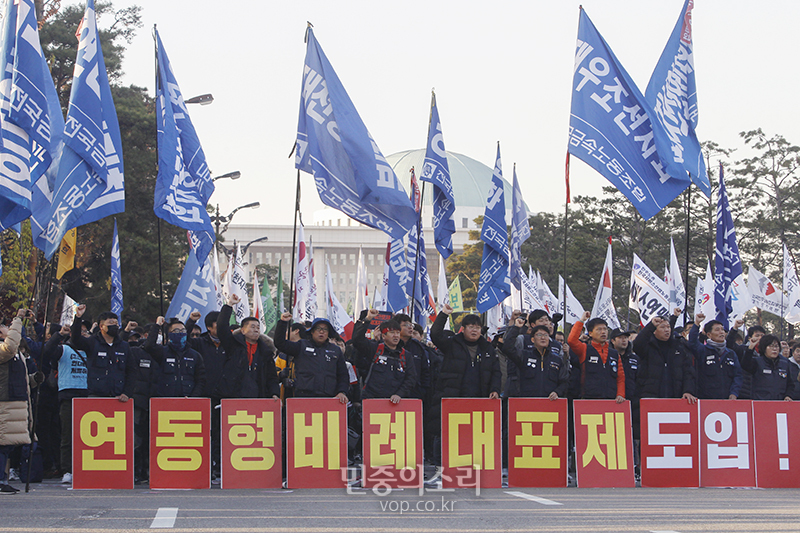 민주노총 등 사회·노동단체 농민 빈민 등 50여개 연대체 민중공동행동 주최로 지난해 12월 1일 서울 여의도 국회 앞에서 2018 전국민중대회를 열고 참석자들이 개혁입법 및 적폐 청산 등을 촉구하며 구호를 외치고 있다.