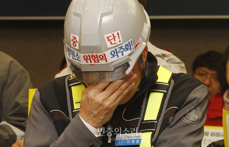 2018년 12월 11일 오전 서울 중구 한국프레스센터에서 비정규직 공동 투쟁' 소속 비정규직 대표자 100인이 문재인 대통령 면담을 촉구하는 기자회견을 하고 있다. 이날 발전소 비정규직 노동자인 이태성 씨는 저는 오늘 동료를 잃었습니다. 정규직 안 돼도 좋으니 더 죽지만 않게 해달라고 했는데 꽃다운 젊은 청춘이 또 목숨을 잃었습니다라며 눈물을 흘렸다.