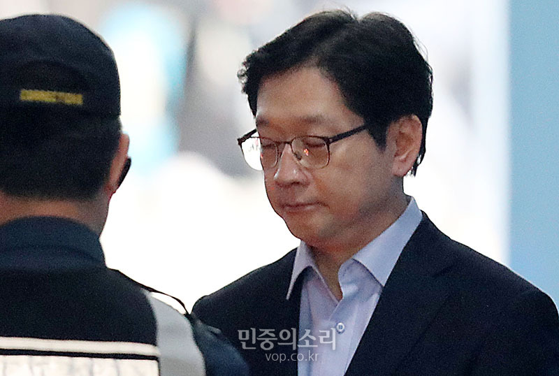 댓글 조작 혐의로 기소된 김경수 경남도지사가 30일 서울 서초구 서울중앙지방법원에서 열리는 1심에서 실형을 선고 받았다. 김 지사는 법정 구속되어 구치소 호송버스로 걸어 가고 있다.