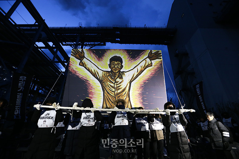 9일 오전 충남 태안화력에서 설비 점검 도중 사고로 숨진 비정규직 노동자 고(故) 김용균 노동자의 민주사회장이 열렸다. 고인이 근무하던 충남 태안군 태안화력발전소에서 1차 노제가 열리고 있다.