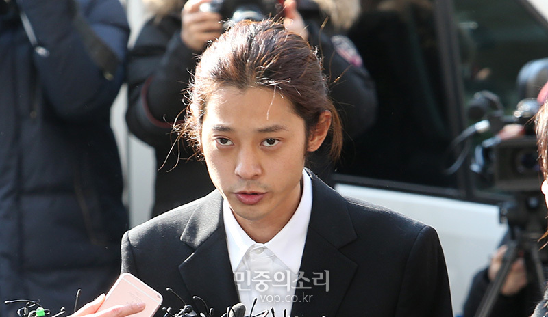 성관계 동영상 불법 촬영·유포 논란을 빚은 가수 정준영이 피의자 신분으로 조사를 받기 위해 14일 오전 서울지방경찰청으로 들어서며 취재진의 질문에 답하고 있다.