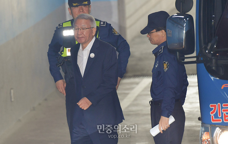 사법행정권 남용 혐의로 구속기소된 ‘사법농단의 정점’ 양승태 전 대법원장이 지난 5월 29일 서울 서초구 서울중앙지방법원에서 열린 첫 공판에 출석하기 위해 호송차에서 내리고 있다. 2019.05.29