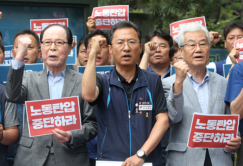 김명환 민주노총 위원장(가운데)이 21일 오전 영장실질 심사를 받기 전 서울 양천구 남부지방법원 앞에서 기자회견을 하고 있다.2019.06.21