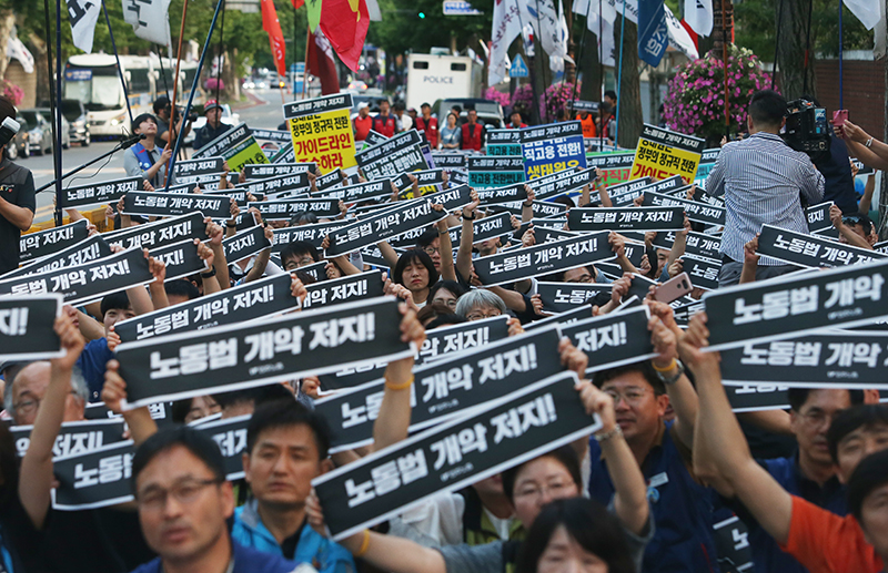 22일 청와대 사랑채 앞에서 열린 ‘문재인 정부 노동탄압규탄, 구속자 석방, 노동개약 저지 결의대회’에서 민주노총 조합원들이 김명환 위원장 구속을 규탄하고 있다. 2019.06.22