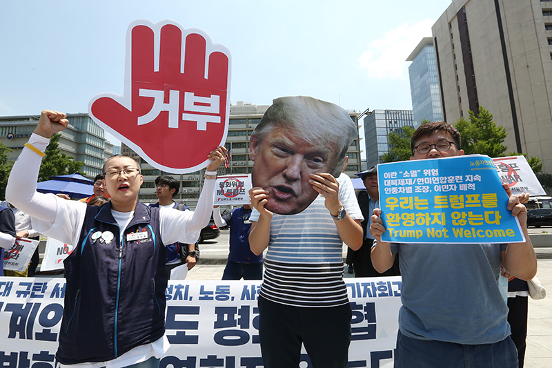 24일 서울 종로구 주한미국대사관 앞 광화문광장에서 서울민중행동추진위원회와 민주노총 주최로 열린 도널드 트럼프 미국 대통령 방한 반대 및 규탄 기자회견에서 참가자들이 퍼포먼스를 하고 있다. 2019.06.24