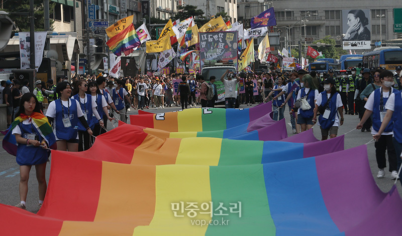 1일 서울 중구 서울시청 광장에서 제 20회 서울퀴어문화축제가 열렸다. 퀴어축제 퍼레이드 참석자들이 대형 무지개 깃발을 앞세워 걷고 있다. 2019.06.01