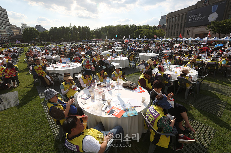 지난 2019년 6월 11일 오후 서울 중구 서울시청 앞 광장에서 열린 ‘재벌체제개혁을 위한 을(乙)들의 만민공동회’에서 참석자들이 원탁회의를 하고 있다. 2019.06.11