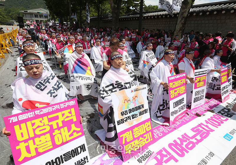 민주노총 전국학교비정규직노조가 17일 오전 청와대 앞에서 문재인 대통령 약속 이행 촉구 학교비정규직 여성노동자 100인 집단삭발식을 하고 있다. 2019.06.17