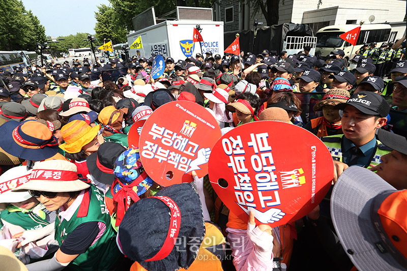 한국도로공사 용역업체 소속으로 고속도로 톨게이트에서 요금수납 업무를 하다 집단해고당한 노동자들이 1일 오후 청와대 인근에서 도로공사 직접고용 등을 촉구하는 집회를 마친 뒤 청와대로 향하자 경찰이 막아서고 있다. 2019.07.01