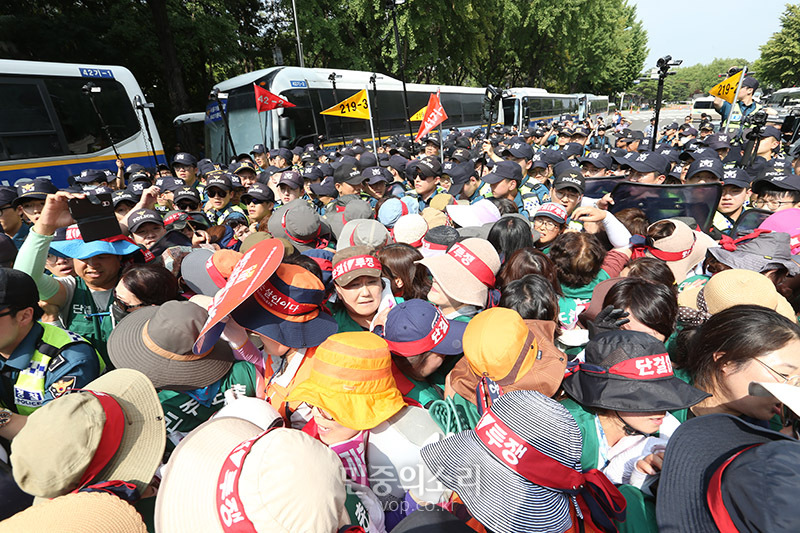 한국도로공사 용역업체 소속으로 고속도로 톨게이트에서 요금수납 업무를 하다 집단해고당한 노동자들이 1일 오후 청와대 인근에서 도로공사 직접고용 등을 촉구하는 집회를 마친 뒤 청와대로 향하자 경찰이 막아서고 있다. 2019.07.01