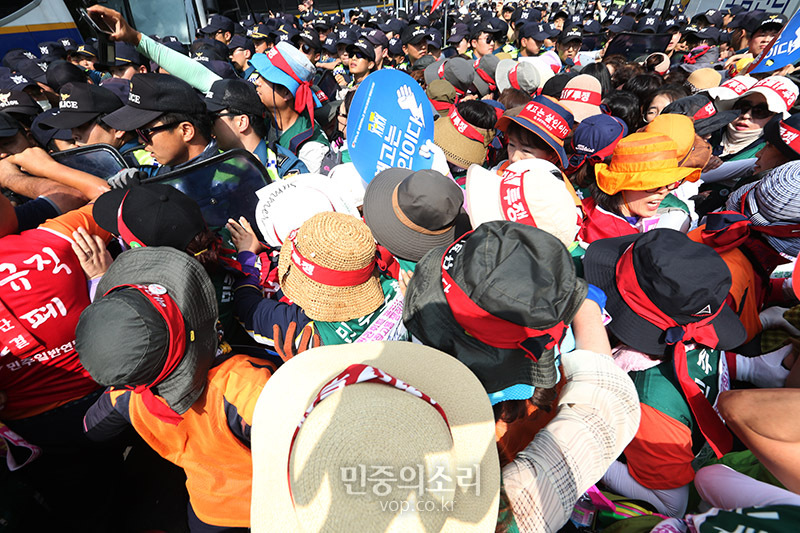 한국도로공사 용역업체 소속으로 고속도로 톨게이트에서 요금수납 업무를 하다 집단해고당한 노동자들이 1일 오후 청와대 인근에서 도로공사 직접고용 등을 촉구하는 집회를 마친 뒤 청와대로 향하자 경찰이 막아서고 있다. 2019.07.01