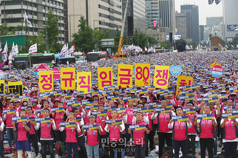 3일 오후 서울 광화문광장에서 전국학교비정규직연대회의 주최로 개최된 ‘비정규직 철폐, 공정임금제 쟁취! 2019 총파업 투쟁승리 학교비정규직(교육공무직) 노동자 총파업대회’에서 참가자들이 구호를 외치고 있다. 2019.07.03