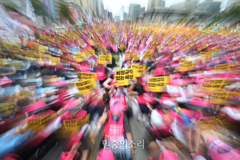 3일 오후 서울 광화문광장에서 열린 7.3 민주노총 공공부문 비정규직노동자 총파업, ‘비정규직 철폐 전국노동자대회’에서 참가자들이 피켓을 들고 구호를 외치고 있다. 2019.07.03