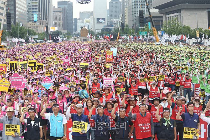 3일 오후 서울 광화문광장에서 7.3 민주노총 공공부문 비정규직노동자 총파업, ‘비정규직 철폐 전국노동자대회’가 열리고 있다. 2019.07.03