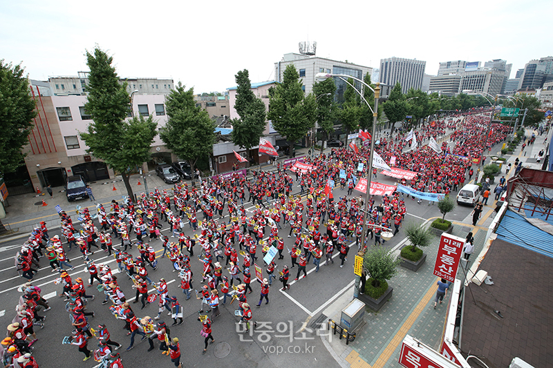 3일 오후 서울 종로구 광화문광장에서 열린 7.3 민주노총 공공부문 비정규직노동자 총파업 '비정규직 철폐 전국노동자대회’에서 민주노총 조합원들이 청와대 방향으로 행진하고 있다. 2019.07.03