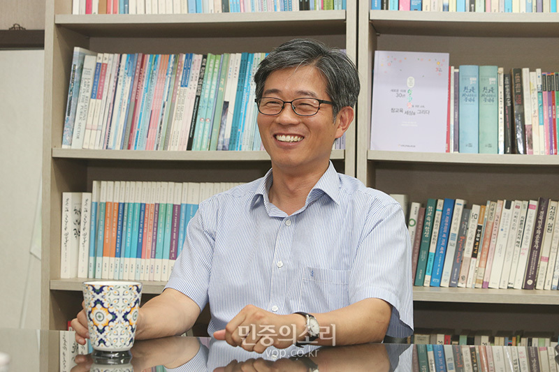 전경원 참교육연구소장이 4일 서울 서대문구 전국교직원노동조합 사무실에서 민중의소리와 인터뷰를 하고 있다. 2019.07.04