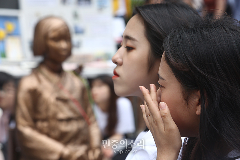 서울 종로구 옛 주한일본대사관 앞에서 열린 일본군 성노예제 문제해결을 위한 정기 수요집회에서 한 학생이 눈물을 흘리고 있다. 2019.07.10