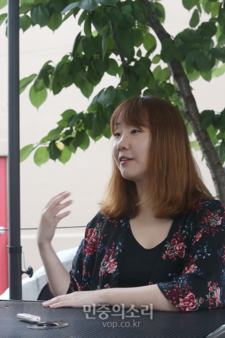 함유선 영미문학 번역가가 11일 서울 종로구 율곡로 한 카페에서 민중의소리와 인터뷰를 하고 있다. 2019.07.11