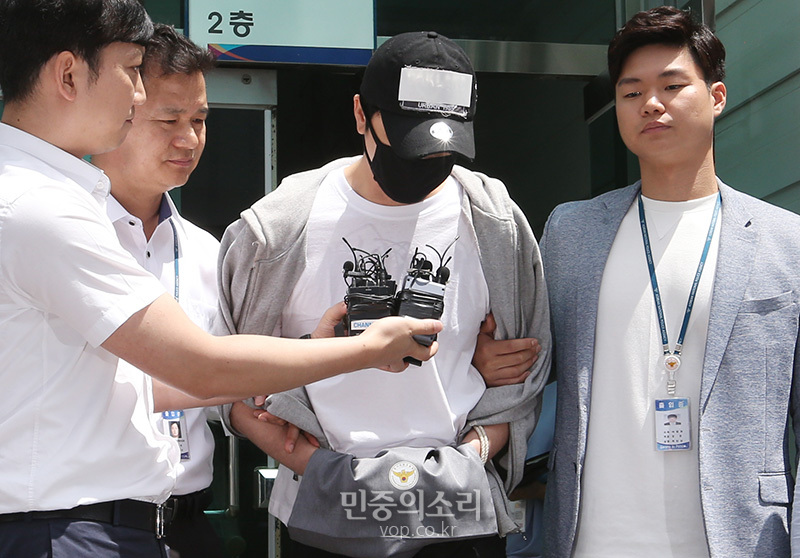 성폭행 및 성추행 혐의를 받는 배우 강지환(42·조태규)이 12일 오전 경기도 성남시 수정구 수원지방법원 성남지원에서 영장실질심사(구속 전 피의자 심문)를 받고 나와 사과의 인사를 하고 있다. 2019.07.12