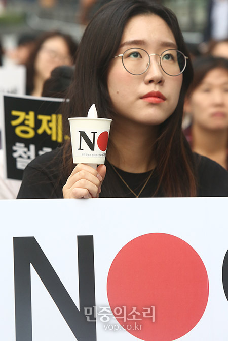 18일 저녁 서울 종로구 주한일본대사관 앞에서 열린 ‘배상거부, 경제보복, 주권침해! NO 아베 첫 시민 촛불집회’에서 참가자들이 ‘NO 아베’ 촛불을 들고 있다.