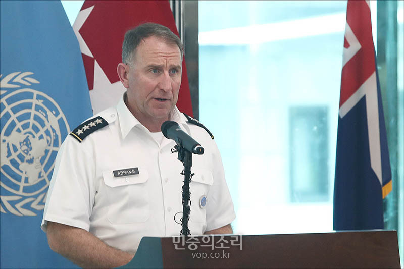 로버트 B. 에이브럼스 유엔군사령부 사령관 겸 주한미군사령관이 27일 오후 경기도 파주시 판문점 자유의집에서 열린 '66주년 정전협정 조인 기념식'에서 기념사를 하고 있다. 2019.7.27