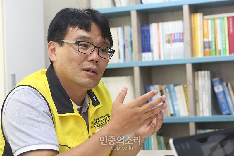 민주노총 서비스연맹 홈플러스지부 주재현 위원장이 23일 서울 서대문구 서비스연맹 사무실에서 민중의소리와 인터뷰를 하고 있다. 2019.07.23