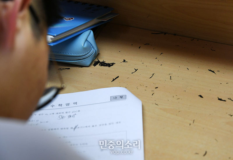 2020학년도 대학수학능력시험을 100일 앞둔 6일 오전 서울 목동종로학원에서 수험생들이 무더위속에서 공부에 집중하고 있다. 2019.08.06