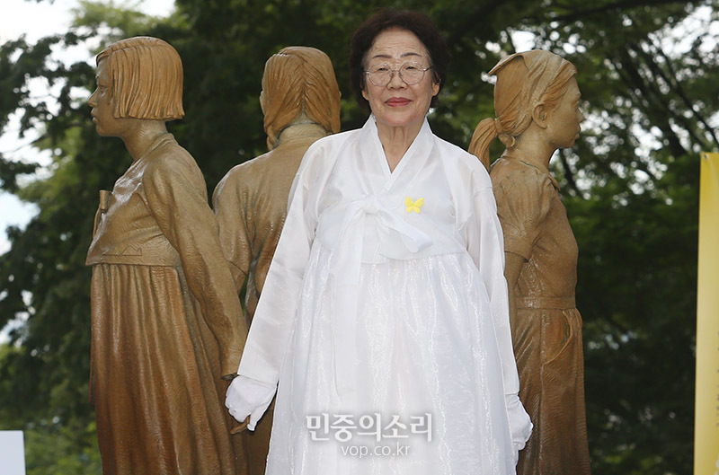 일본군 위안부 피해자 기림의 날인 14일 오후 서울 중구 남산의 조선신궁터 인근에서 열린 ‘일본군 위안부 피해자 기림비’ 동상 제막식에서 이용수 할머니가 제막된 동상과 함께 기념촬영을 하고 있다. 이 동상은 위안부 피해 사실을 최초 공개증언한 고 김학순 할머니와 한국, 중국, 필리핀 세 명의 소녀 동상 모습으로, 지난 2017년 미국 대도시 최초로 위안부 기림비가 세워지며 일본군 위안부 문제를 알린 샌프란시스코의 교민들이 자발적으로 뜻을 모아 제작해 서울시에 기증한 것이다. 2019.08.14
