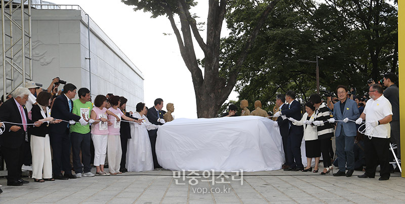 일본군 위안부 피해자 기림의 날인 14일 오후 서울 중구 남산의 조선신궁터 인근에서 열린 ‘일본군 위안부 피해자 기림비’ 동상 제막식이 열렸다. 2019.08.14