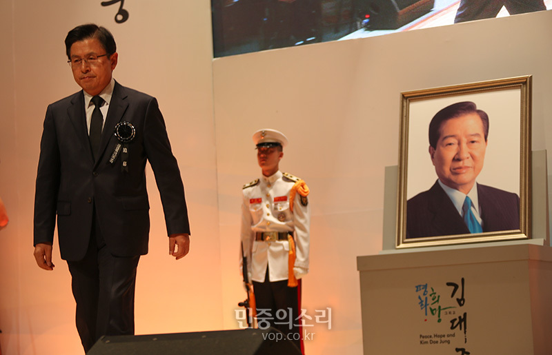 18일 오전 국립서울현충원 현충관에서 열린 고(故) 김대중(DJ) 전 대통령 서거 10주기 추도식에자 유한국당 황교안 대표가 추도사를 한 뒤 자리로 돌아가고 있다. 2019.08.18