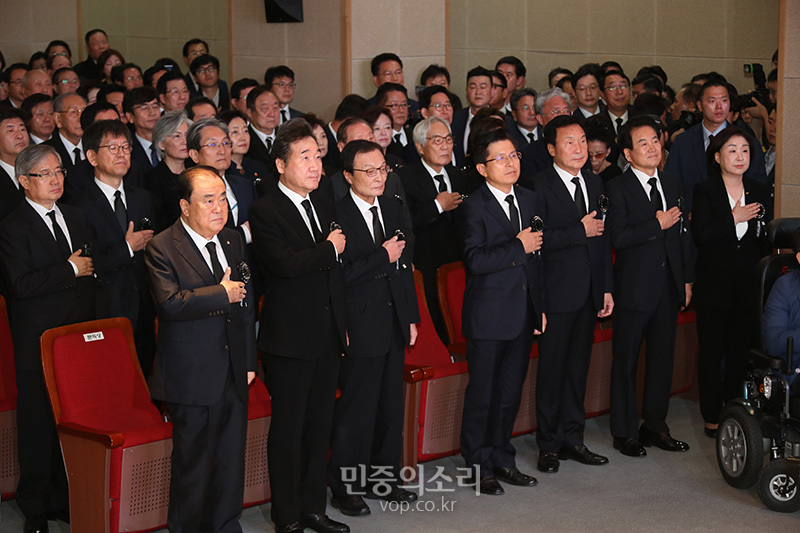 18일 오전 국립서울현충원 현충관에서 열린 고(故) 김대중(DJ) 전 대통령 서거 10주기 추도식에자 참석한 문희상(왼쪽부터) 국회의장, 이낙연 국무총리와 이해찬 더불어민주당 대표를 비롯한 여야 지도부 참석해 국민의례를 하고 있다. 2019.08.18