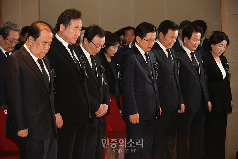 18일 오전 국립서울현충원 현충관에서 열린 고(故) 김대중(DJ) 전 대통령 서거 10주기 추도식에자 참석한 문희상(왼쪽부터) 국회의장, 이낙연 국무총리와 이해찬 더불어민주당 대표를 비롯한 여야 지도부 참석해 묵념을 하고 있다. 2019.08.18