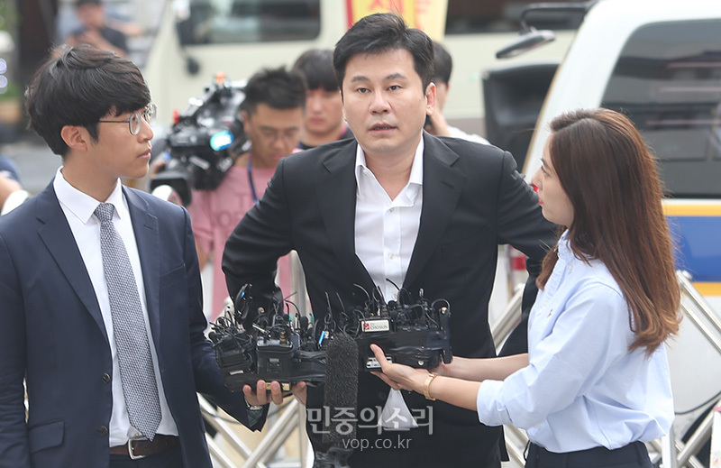 그룹 빅뱅의 전 멤버 승리와 라스베이거스와 마카오 등의 카지노에서 수십억원대의 원정 도박을 한 것으로 알려진 양현석 전 YG엔터테인먼트 대표가 29일 오전 서울 중랑구 서울지방경찰청 지능범죄수사대에서 상습 도박과 외국환거래법 위반 혐의로 경찰 소환조사에 출석하며 취재진의 질문에 답하고 있다. 2019.08.29