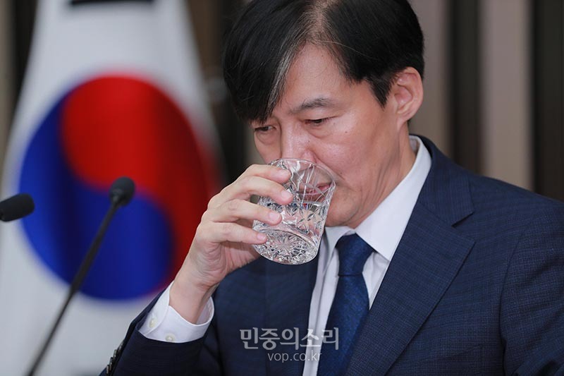 조국 법무부 장관 후보자가 2일 오후 국회에서 열린 기자간담회에서 딸을 둘러싼 논란에 대해 해명하던 도중 딸 집에 찾아온 취재진 이야기를 하며 울먹이며 물을 마시고 있다. 2019.09.02