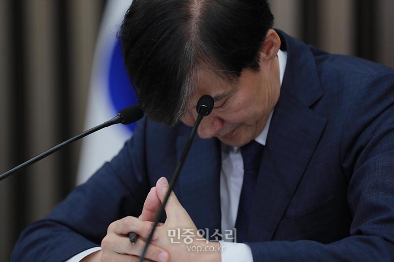 조국 법무부 장관 후보자가 2일 오후 국회에서 열린 기자간담회에서 딸을 둘러싼 논란에 대해 해명하던 도중 딸 집에 찾아온 취재진 이야기를 하며 울먹이고 있다. 2019.09.02