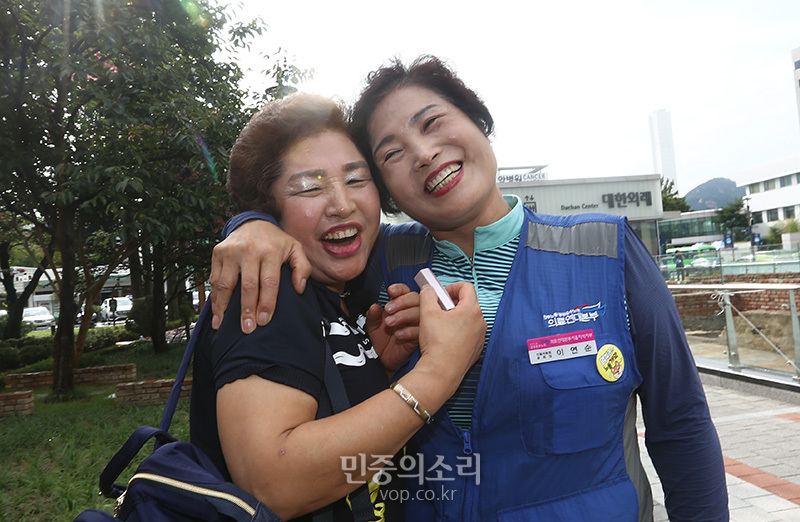 공공운수노조 의료연대본부 서울지역지부는 지난 4일 오후 서울대병원 천막 농성장 앞에서 ‘서울지부 정규직 전환 투쟁 승리, 천막농성 해단식’에 앞서 서로를 격려하고 있다. 서울대병원 노사는 지난 3일 파견·용역직 노동자 전원을 직접고용 정규직으로 전환하기로 합의했다. 2019.09.04