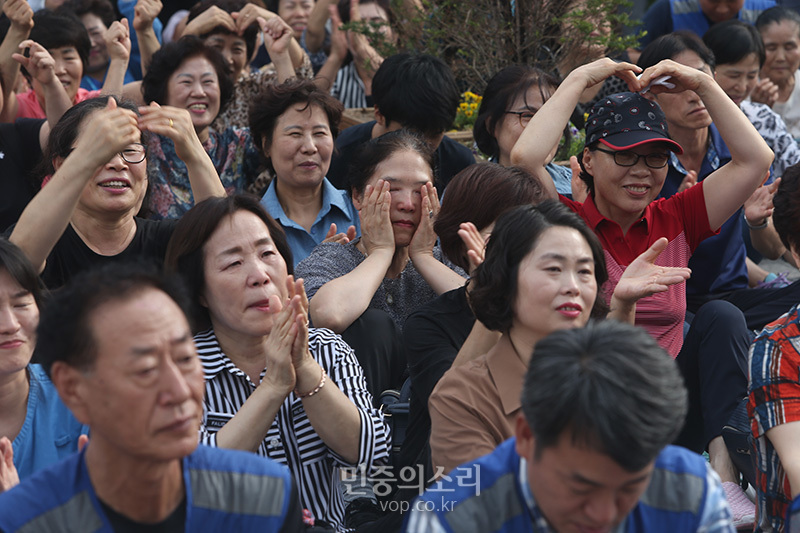 공공운수노조 의료연대본부 서울지역지부는 지난 4일 오후서울대병원 천막 농성장 앞에서 ‘서울지부 정규직 전환 투쟁 승리, 천막농성 해단식’을 진행 참가자들이 눈물과 웃음이 섞여 있다. 서울대병원 노사는 지난 3일 파견·용역직 노동자 전원을 직접고용 정규직으로 전환하기로 합의했다. 2019.09.04