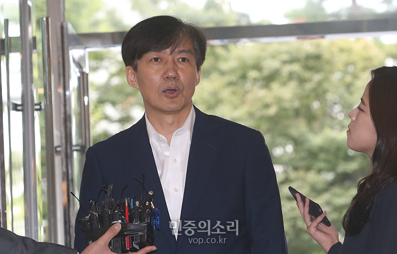 조국 법무부 장관 후보자가 청문회를 하루 앞둔 5일 오전 인사청문회 준비단 사무실이 마련된 서울 종로구 적선현대빌딩으로 마지막 출근을 하며 취재진의 질문에 답하고 있다. 2019.09.05