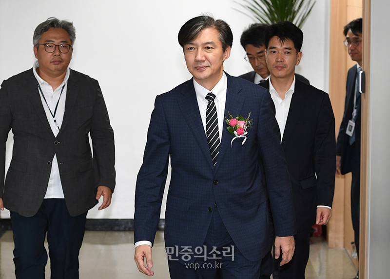 조국 신임 법무부장관이 9일 오후 정부과천청사에서 열린 취임식을 위해 이동하고 있다. 2019.09.09
