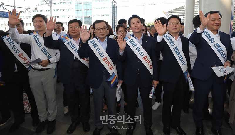 이해찬 더불어민주당 대표, 이인영 원내대표 및 소속 의원들이 추석 명절을 하루 앞둔 11일 오전 서울 용산구 서울역에서 귀성객들에게 인사를 하고 있다. 2019.09.11